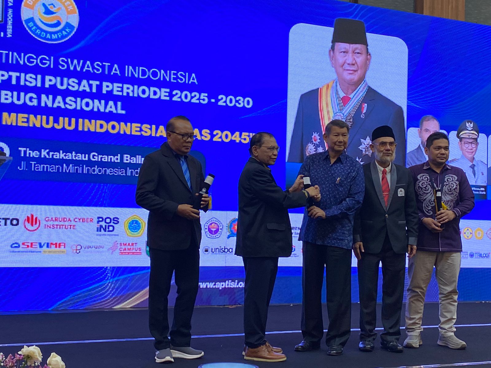 Aptisi Raker 3 LLDIKTI Terbaik Terima Penghargaan dalam Rembug Nasional APTISI 2025 ...